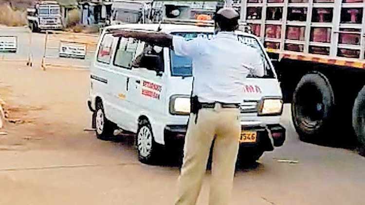 മംഗളുരു ആ​ശുപത്രിയിലെത്തിയ രോഗികളെ തിരിച്ചയക്കുന്നു