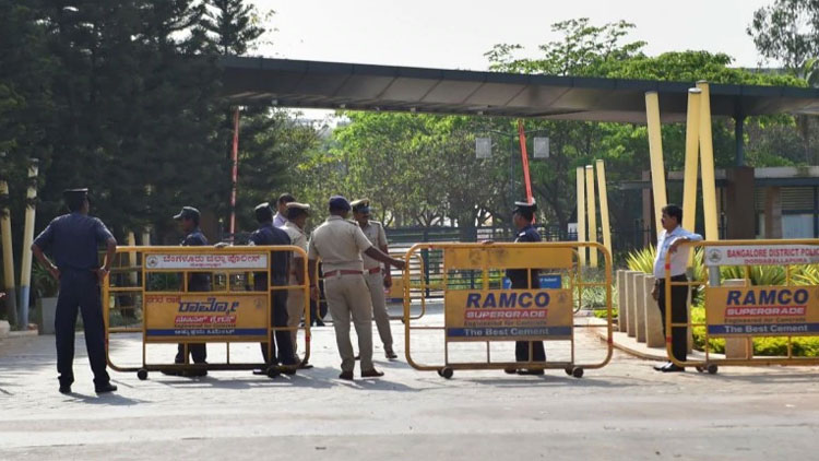 വിമത എം.എൽ.എമാരെ കാണാനെത്തിയ മധ്യപ്രദേശ്​ മന്ത്രിമാർക്ക്​​ കർണാടക പൊലീസി​െൻറ മർദനം