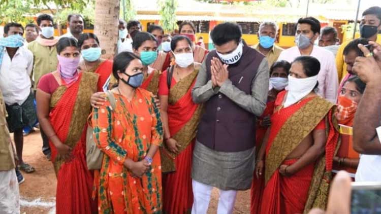 സാമൂഹിക അകലം ലംഘിച്ച് കർണാടക ആരോഗ്യ മന്ത്രിയുടെ അവശ്യസാധന വിതരണം