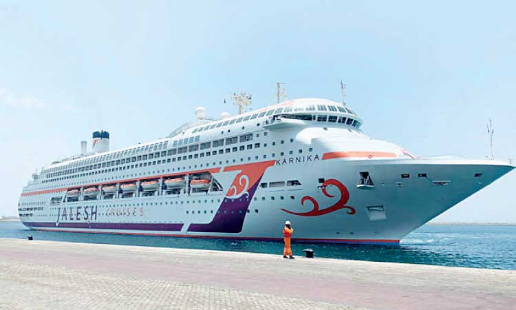 ആ​ഡം​ബ​ര​ത്തി​ന്​ പ​ര്യാ​യ​മാ​യി ‘ക​ർ​ണി​ക’ പ​ര​ന്നൊ​ഴു​കു​ന്നു