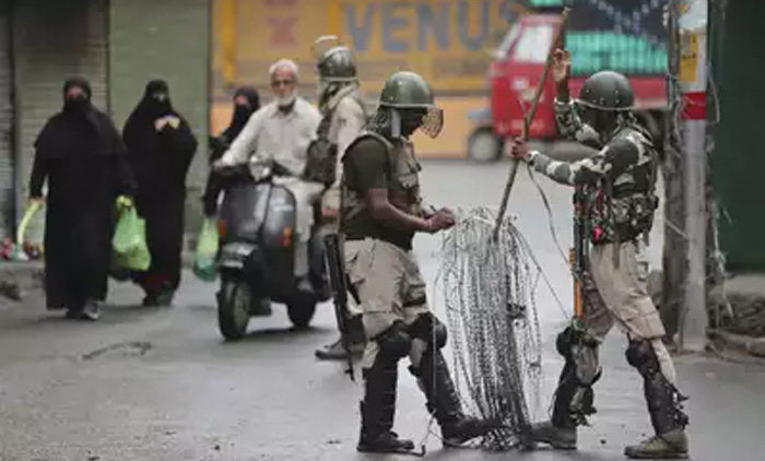 കശ്​മീരിൽനിന്ന്​ ഹരജികളുടെ പ്രവാഹം; രാ​ഷ്​​ട്ര​പ​തി​യു​ടെ ഉ​ത്ത​ര​വി​നും നി​യ​മ​ത്തി​നു​മെ​തി​രെ ലോ​ക്​​സ​ഭാ എം.​പി​മാ​ർ