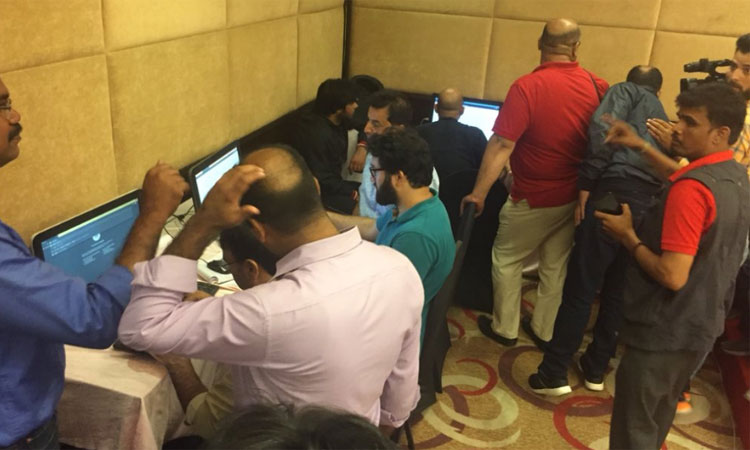 100​ ലേഖകർക്ക്​ 4 കമ്പ്യൂട്ടറുകൾ; വാർത്തകൾ പുറത്തെത്തിക്കാനാകാതെ കശ്​മീരിലെ മാധ്യമപ്രവർത്തകർ