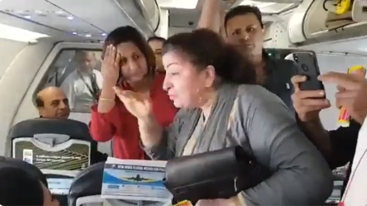 വിമാനത്തിൽ രാഹുലിന് മുന്നിൽ പൊട്ടിക്കരഞ്ഞ് കശ്മീരി സ്ത്രീ