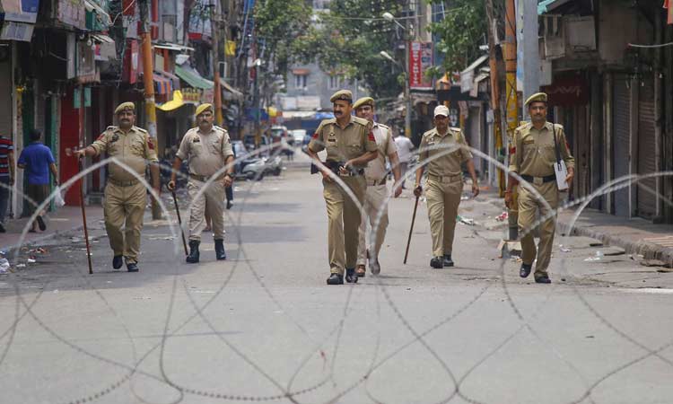 കാ​ർ​ഗി​ലി​ൽ പ്ര​തി​ഷേ​ധി​ച്ച​വ​ർ ക​സ്​​റ്റ​ഡി​യി​ൽ