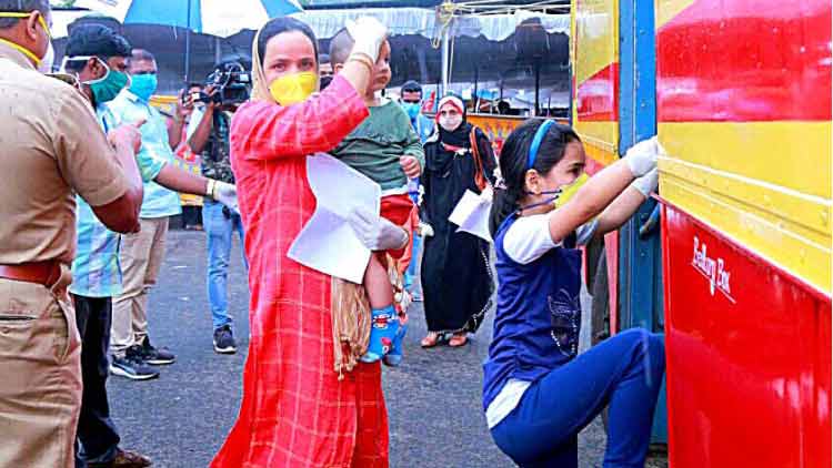 കശ്മീരികൾക്ക് കൂടണയാൻ സഹായം നൽകി തരൂർ മുതൽ നാട്ടുകാർവരെ