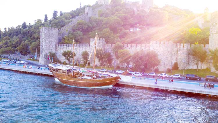 പ്ര​​തി​​സ​​ന്ധി​​ക​​ളി​​ൽ ഉ​​ല​​യാ​​തെ  ഫ​​​ത്ഹു​​​ൽ ഖൈ​​​ർ ഗ്രീ​​​ക്ക് തു​​​റ​​​മു​​​ഖ​​​ത്തേ​​​ക്ക്