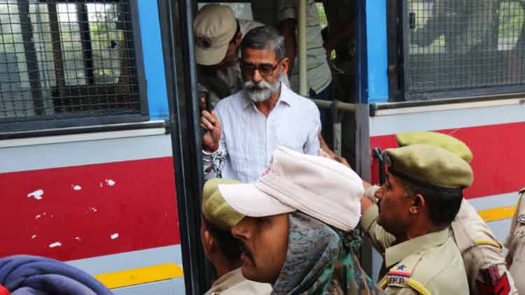 പ്രോസിക്യൂഷന് നിരാശ; സ്വാഗതം ചെയ്ത് പ്രമുഖർ