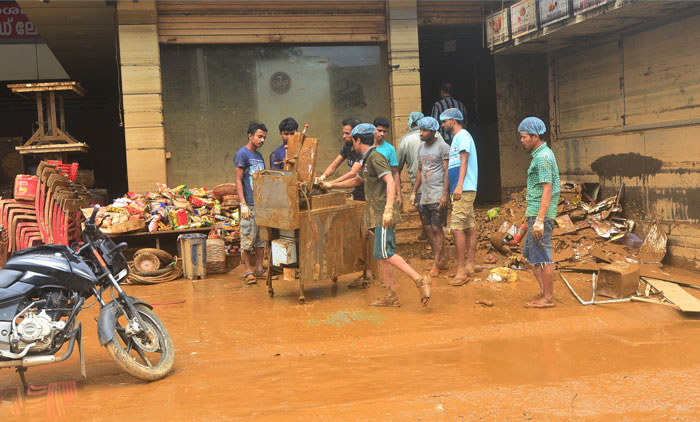 കൈമെയ് മറന്ന് സന്നദ്ധ സേവകർ കവളപ്പാറ മേഖലയിൽ