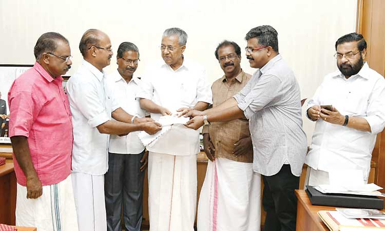 ദു​രി​താ​ശ്വാ​സ​നി​ധി​യി​ലേ​ക്ക്​ തു​ക കൈ​മാ​റി