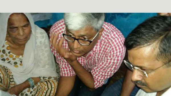 കെജ് രിവാള്‍ അഖ് ലാക്കിന്‍െറ കുടുംബത്തെ സന്ദര്‍ശിച്ചു