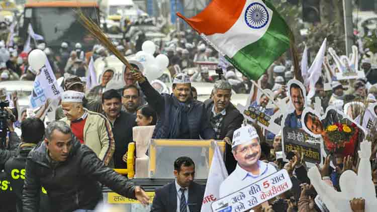 റോഡ് ഷോ കാരണം സമയം വൈകി; കെജ്​രിവാളിന് പത്രിക സമർപ്പിക്കാനായില്ല