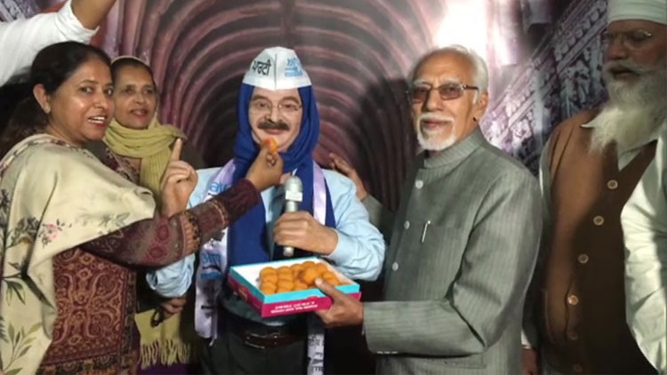 കെജ്‌രിവാളിന്‍റെ  സത്യപ്രതിജ്ഞ: അധ്യാപകരെ നിർബന്ധിപ്പിച്ച് പങ്കെടുപ്പിക്കാനുള്ള ശ്രമം പാളി