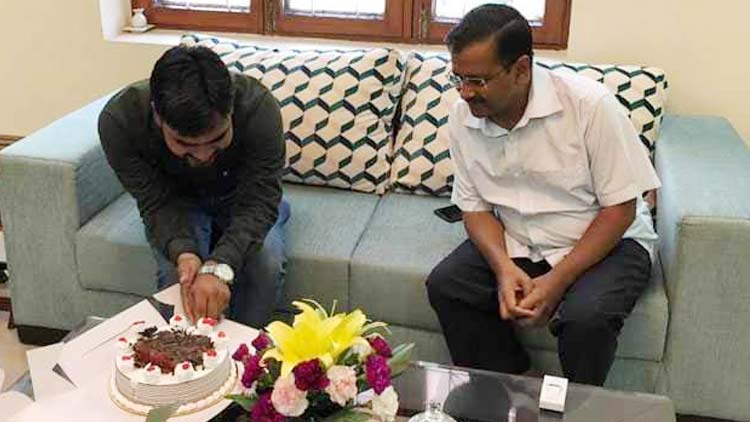 kejriwal-with-aap-worker