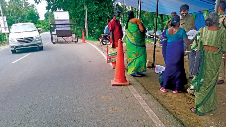 അ​തി​ർ​ത്തി​യി​ൽ തോ​ന്നും​പ​ടി വാ​ഹ​ന​ങ്ങ​ൾ; പ്ര​ഹ​സ​ന​മാ​യി പ്ര​തി​രോ​ധം