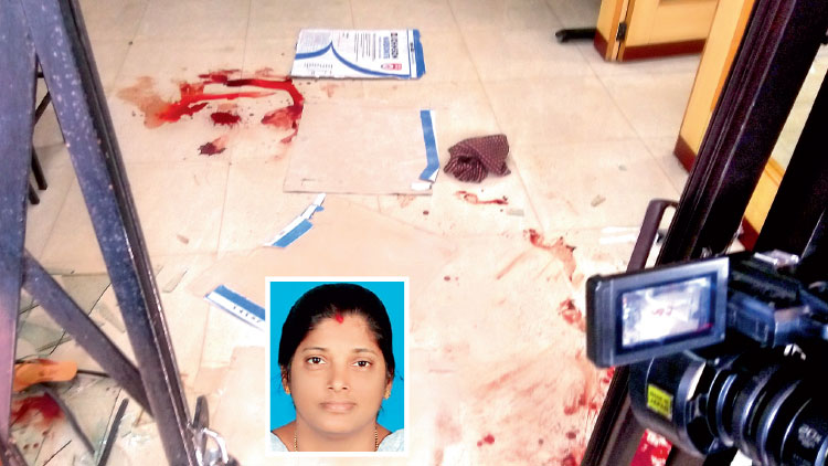 ചില്ലുവാതിൽ വയറിൽ കുത്തിക്കയറി ബാങ്കിൽ യുവതിക്ക് ദാരുണാന്ത്യം ചില്ലുവാതിൽ വയറിൽ കുത്തിക്കയറി ബാങ്കിൽ യുവതിക്ക് ദാരുണാന്ത്യം