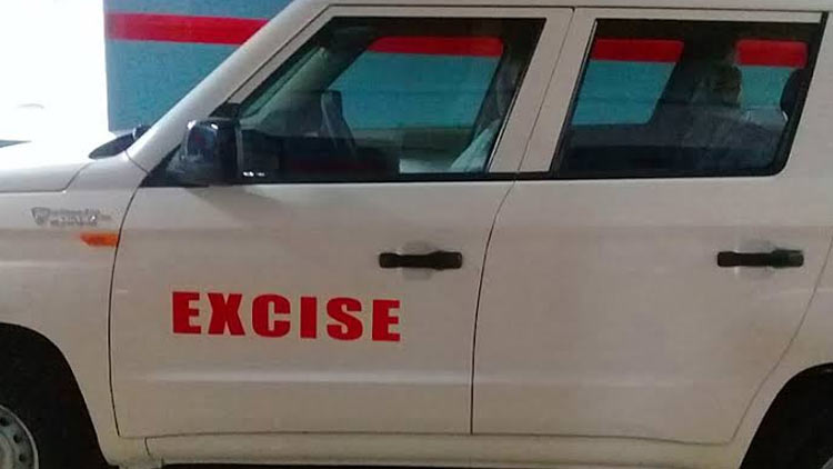 സ്പെ​ഷ​ൽ ഡ്രൈ​വ്; ക​ഞ്ചാ​വു​ചെ​ടി​യും ചാ​രാ​യ​വും   ക​ണ്ടെ​ത്തി