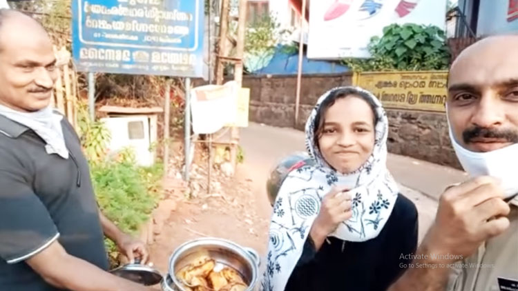 പൊലീസുകാരന് ചായയും പലഹാരവുമായി കോഴിക്കോട്ടെ ഉപ്പയും മകളും പൊലീസുകാരന് ചായയും പലഹാരവുമായി കോഴിക്കോട്ടെ ഉപ്പയും മകളും