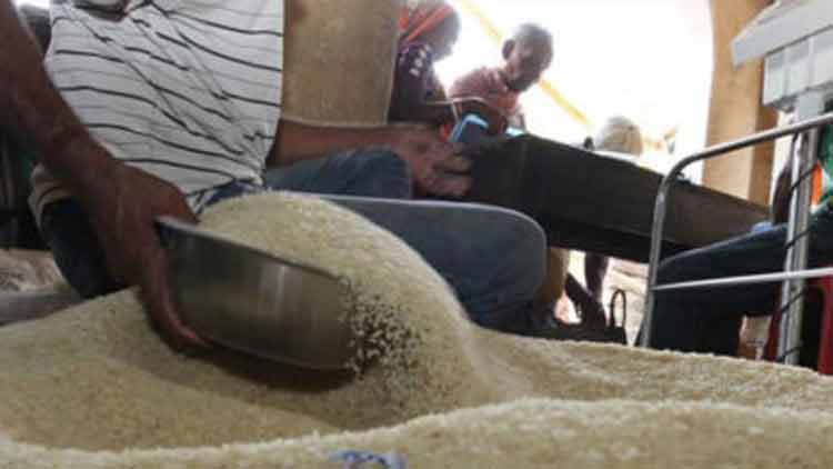 സൗജന്യ റേഷൻ വിതരണം തുടങ്ങി; ആദ്യദിനം 14.5 ലക്ഷം പേർ വാങ്ങി