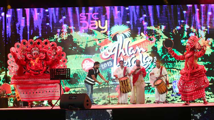 സ​ദ​സ്സ്​ കൈയിലെടുത്ത്​ കേ​ര​ളീ​യ ക​ലാ​രൂ​പ​ങ്ങ​ൾ