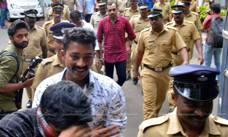 ഭാവഭേദമില്ലാതെ പ്രതികൾ; നിലവിളിച്ച്​ ബന്ധുക്കൾ