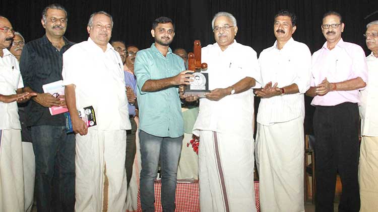 കാമ്പിശ്ശേരി കരുണാകരൻ അവാർഡ് മുഹമ്മദ് സുൽഹഫിന് സമ്മാനിച്ചു കാമ്പിശ്ശേരി കരുണാകരൻ അവാർഡ് മുഹമ്മദ് സുൽഹഫിന് സമ്മാനിച്ചു