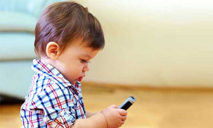 kid-with-phone