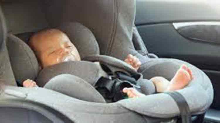 കു​ട്ടി​സീ​റ്റും പിറ​കി​ലു​ള്ള​വ​ർ​ക്ക്​  സീ​റ്റ്​ ബെ​ൽ​റ്റും നി​ർ​ബ​ന്ധ​മാ​ക്കു​ന്നു