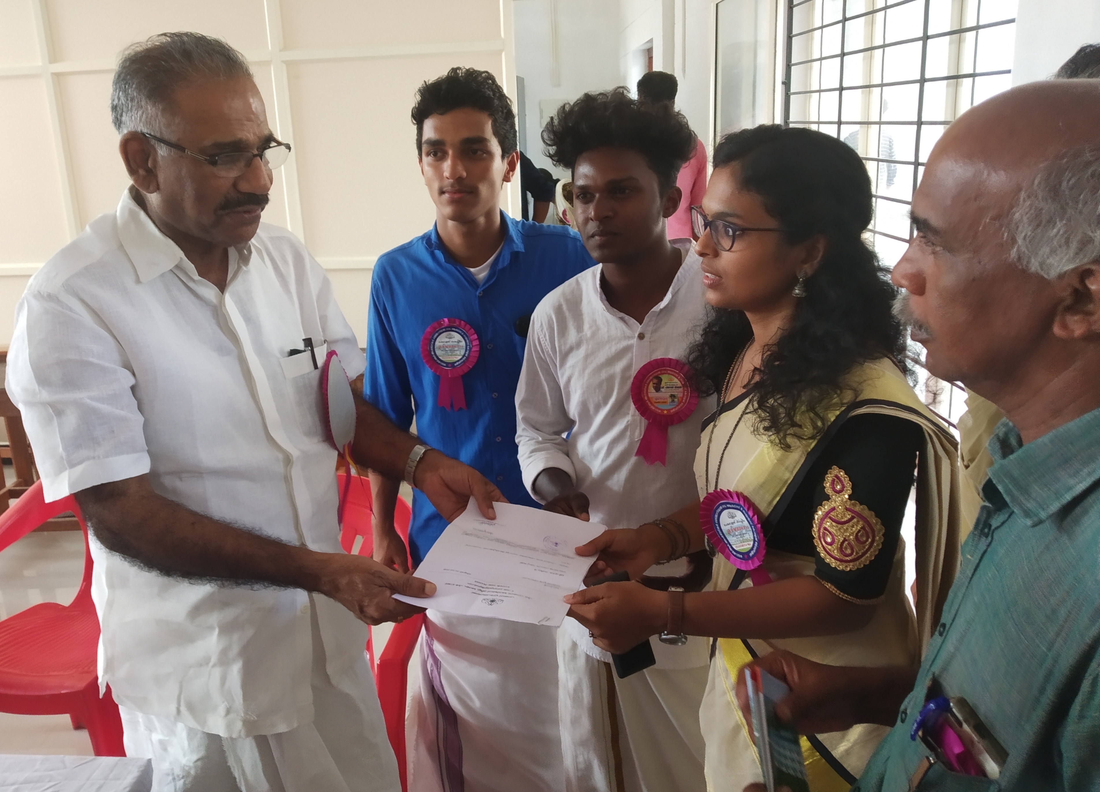 ബസ്​ റൂട്ട്‌: മന്ത്രിക്ക് നിവേദനം