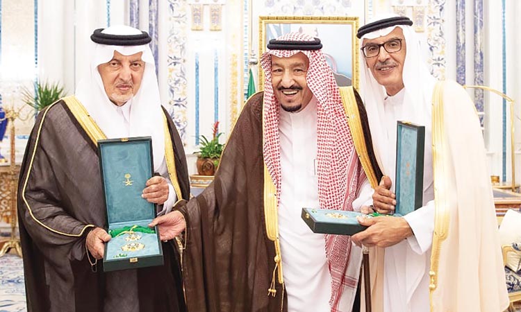 ഖാലിദ്​ അൽഫൈസലിനും  ബദ്​ർ ബിൻ അബ്​ദുൽ  മുഹ്​സിനും  കിങ്​ അബ്​ദുൽ അസീസ് മെഡൽ സമ്മാനിച്ചു