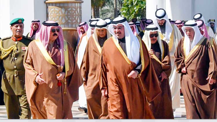 രാ​ജ​കു​ടും​ബാം​ഗ​ങ്ങ​ളു​മാ​യി ഹ​മ​ദ്​ രാ​ജാ​വ്​ ച​ർ​ച്ച ന​ട​ത്തി