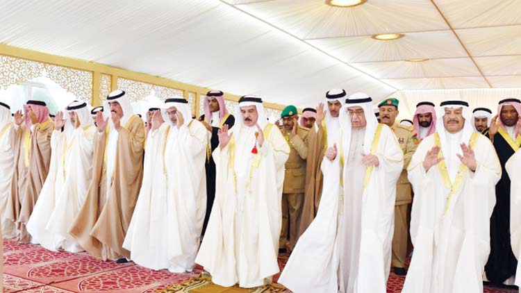 ഹമദ്​ രാജാവും രാജകുടുംബാംഗങ്ങളും പാലസ്​ പള്ളിയിലെ പെരുന്നാൾ   നമസ്​ക്കാരത്തിൽ പ​െങ്കടുത്തു