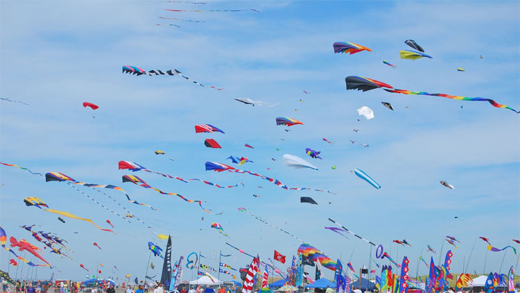 തു​മാ​മ​യി​ലെ മാ​ന​ം  ഇന്ന്​ വർണാഭമാകും