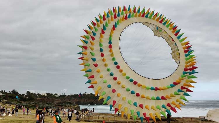 പ​ട്ടം പ​റ​ത്താ​ൻ അ​ബ്​​ദു​ല്ല​യും കൂ​ട്ട​രു​മെ​ത്തി