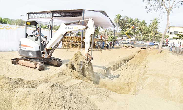 മോദിയുടെ പ്രസംഗ വേദി കിടങ്ങ​ുകൾക്കിടയിൽ