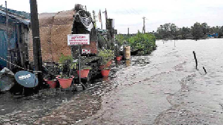 കടൽക്ഷോഭം ശക്തം: ദുരിതംവിതച്ച് കാറ്റും മഴയും
