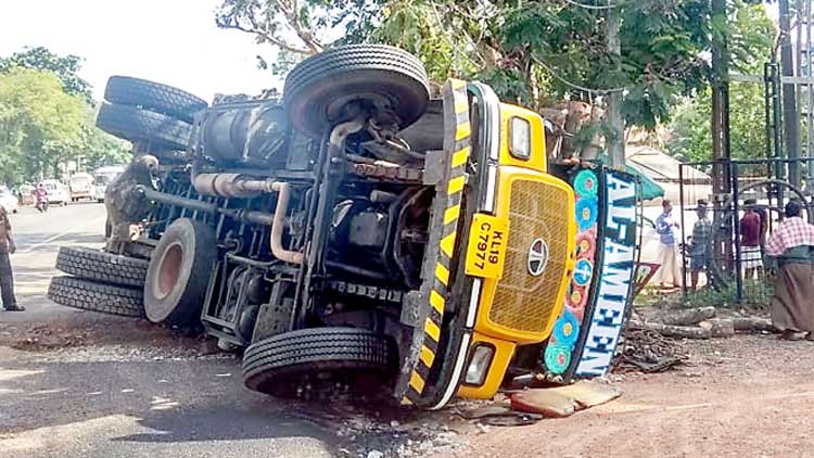 അപകടപാതയായി  കൊല്ലം–തേനി ദേശീയപാത