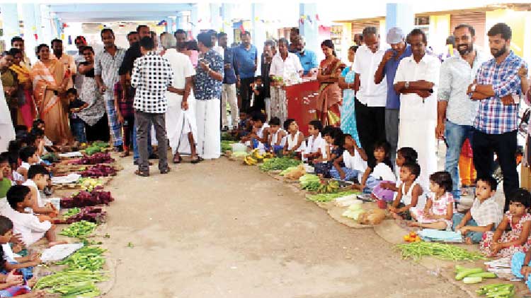 കു​രു​ന്നു​ക​ൾ വി​ള​വു​മാ​യെ​ത്തി;  ഓ​ണ​ച്ച​ന്ത കൗ​തു​ക​മാ​യി