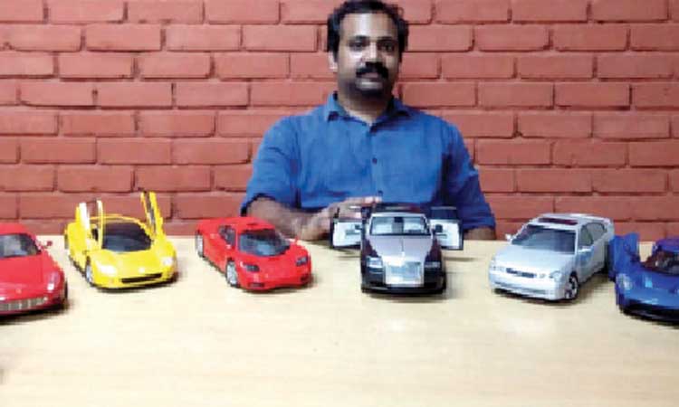 വിനീതി​െൻറ വീട് മിനിയേച്ചര്‍ കാറുകളുടെ കൊട്ടാരം