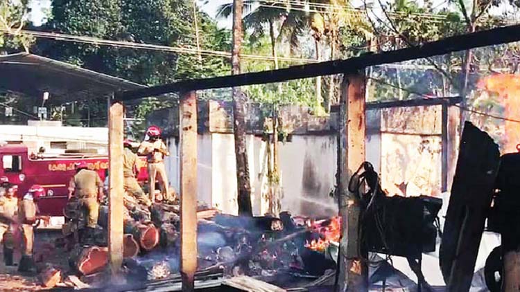 വാലുപച്ചയിൽ തടിമില്ലിൽ തീപിടിത്തം
