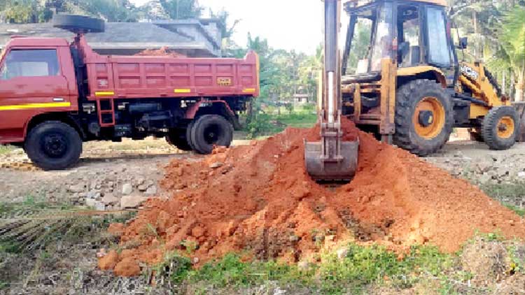 നിലം നികത്താനുള്ള നീക്കം വില്ലേജ് ഓഫിസർ തടഞ്ഞു