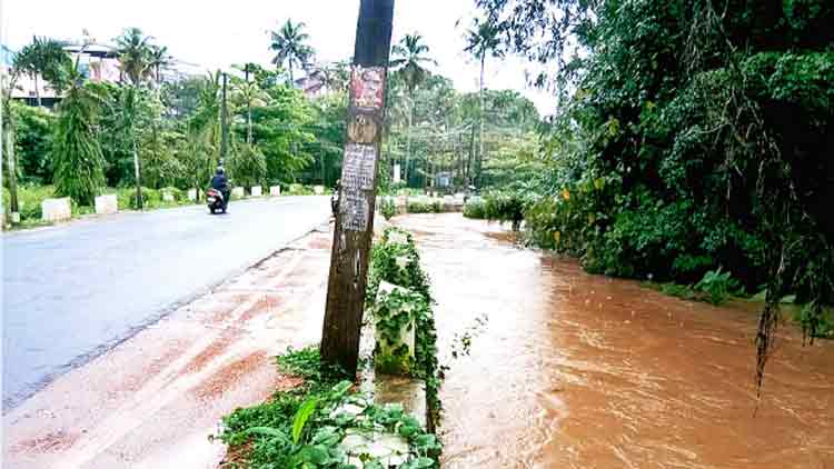 പ്രളയഭീതി ഒഴിയാതെ പുനലൂർ