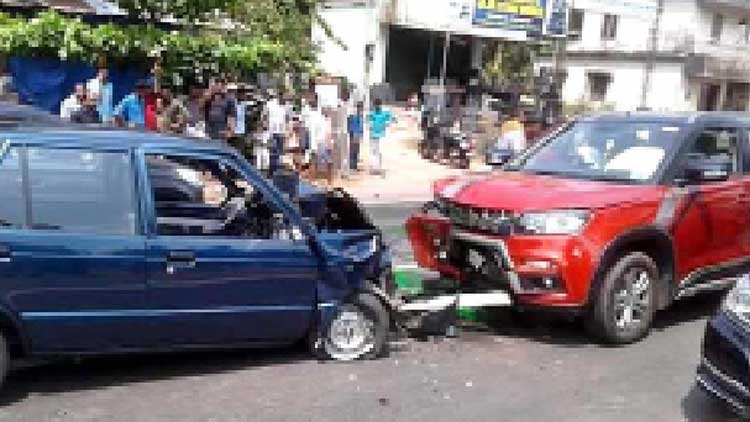 നാ​ല്​ കാറുക​ൾ കൂ​ട്ടി​യി​ടി​ച്ച്​  ര​ണ്ടു​പേ​ർ​ക്ക് പ​രി​ക്ക്​