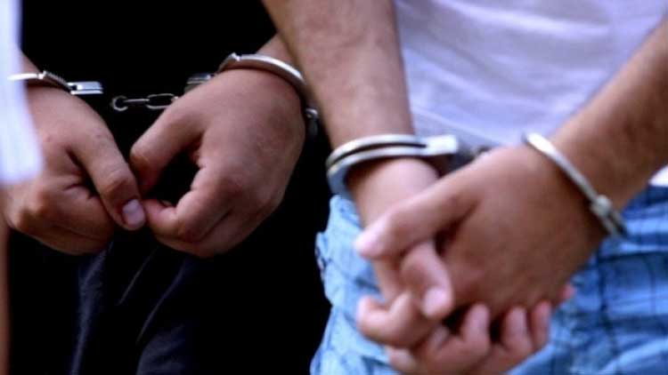 യു​വ​തി കാ​മു​ക​നോ​ടൊ​പ്പം പി​ടി​യി​ൽ