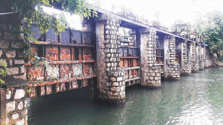 പൊഴിക്കര സ്​പിൽവേ: കോടികളുടെ  പൊതുമുതൽ തുരുമ്പെടുത്ത് നശിക്കുന്നു