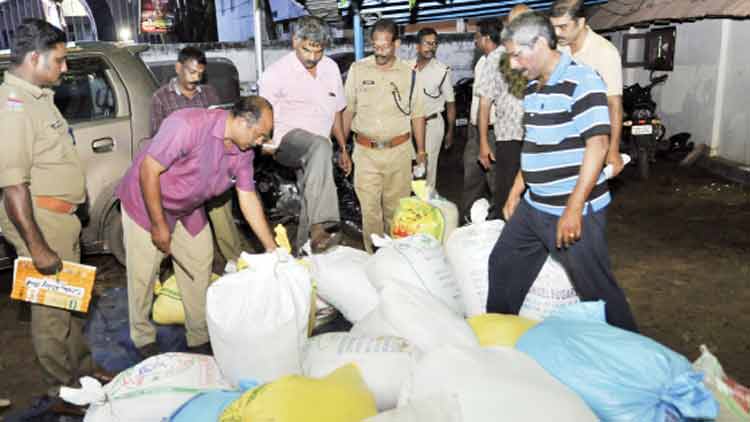 ലോറിയില്‍ കടത്തിയ 55 ചാക്ക് റേഷന്‍ധാന്യം പിടികൂടി