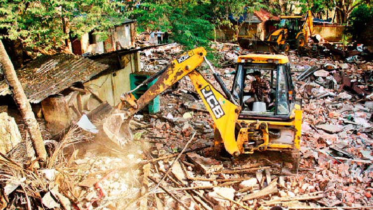 അലക്കുകുഴി കോളനിയിലെ വീടുകൾ പൊളിച്ചുമാറ്റി