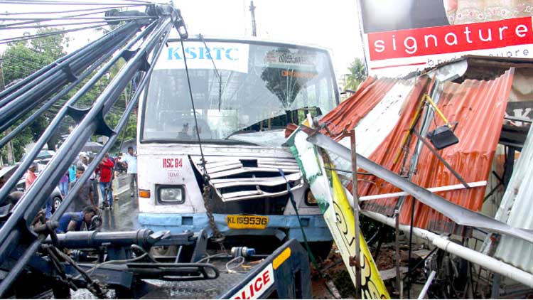 കെ.എസ്.ആർ.ടി.സി ബസ്​ തട്ടുകടയിലേക്ക്​ ഇടിച്ചുകയറി