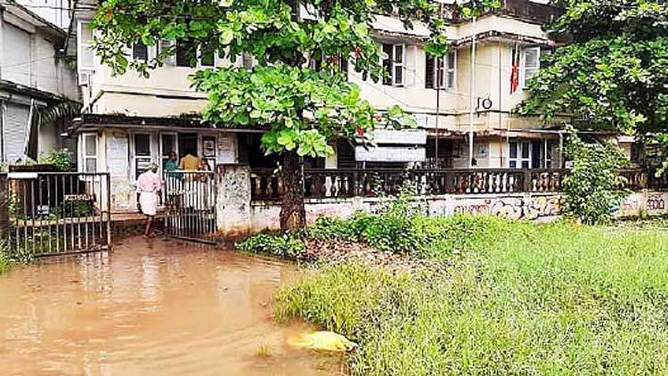 ജലവിഭവ വകുപ്പ് ഓഫിസിലെത്തണോ വെള്ളക്കെട്ട് കടക്കണം