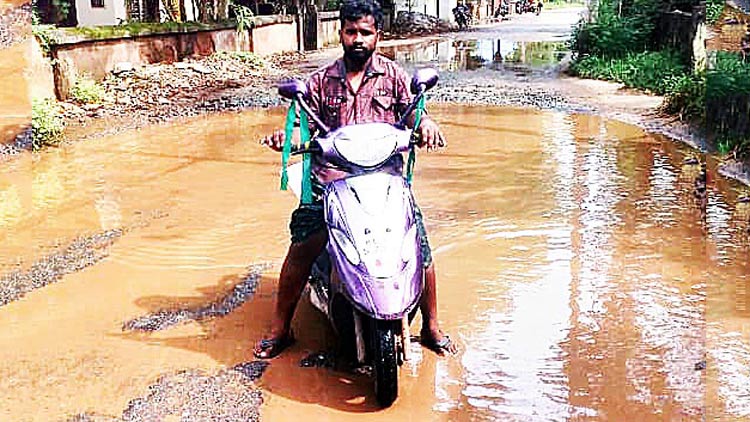 റോഡുകള്‍ തകര്‍ന്നടിഞ്ഞു
