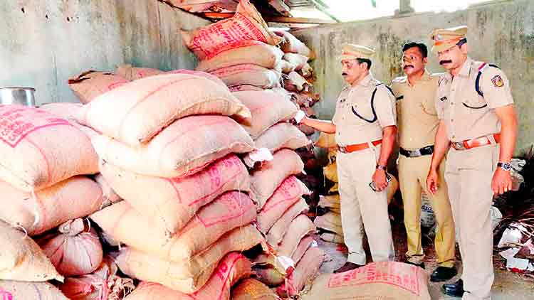 വീ​ട്ടു​വ​ള​പ്പി​ൽ 110 ചാ​ക്ക് റേ​ഷ​ന​രി